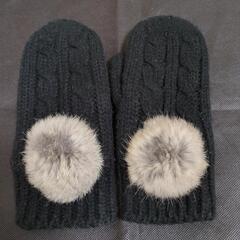 リアルファーポンポン付き 手袋 黒 ミトン 中側起毛  