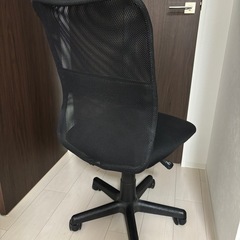 黒のイスの画像