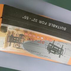 新品32型テレビと壁掛け金具のセットの画像