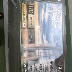 新品32型テレビと壁掛け金具のセットの画像