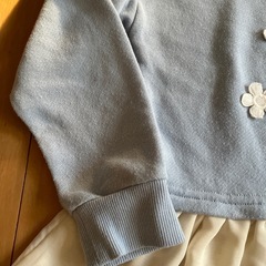 フリルの可愛いトレーナー、サイズ140の画像