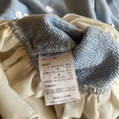 フリルの可愛いトレーナー、サイズ140の画像