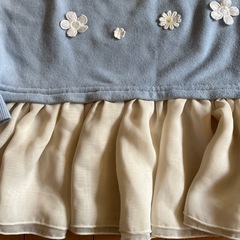 フリルの可愛いトレーナー、サイズ140の画像