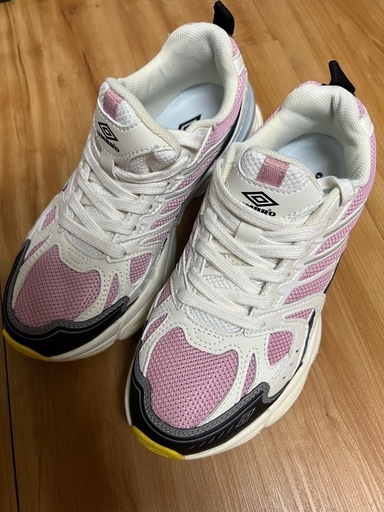 Umbro korea 韓国限定　24㎝　ホワイト/ピンク スニーカー