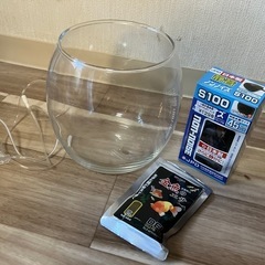 ガラス水槽、エアーポンプと金魚用エサセットの画像