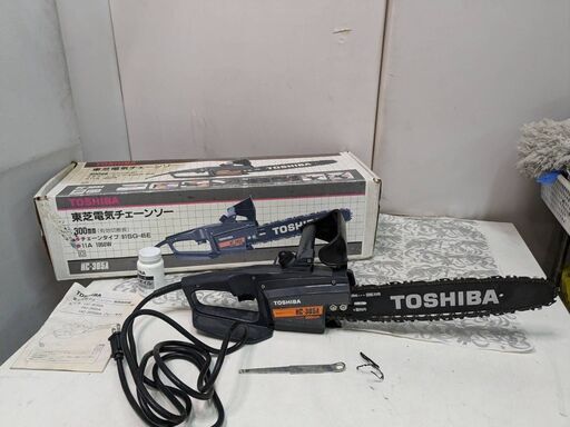 ☆中古￥6,000！TOSHIBA　電気チェーンソー　家電　専用オイル付き　HC-305A型　外箱：67㎝ｘ奥行22㎝ｘ高さ20㎝　【BK011】