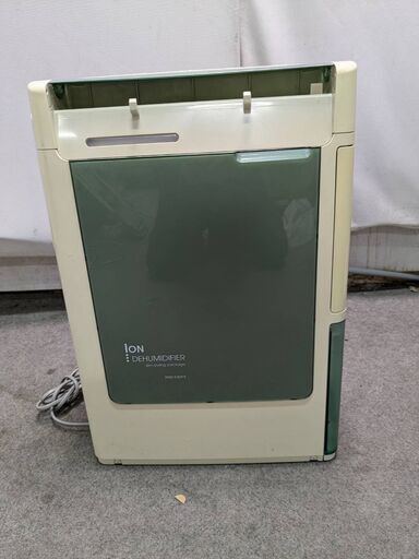 ☆中古￥3,500！TOSHIBA　除湿器　家電　RAD-63DYX(G)型　幅35㎝ｘ奥行16㎝ｘ高さ52㎝　メタリックグリーン　【BK012】