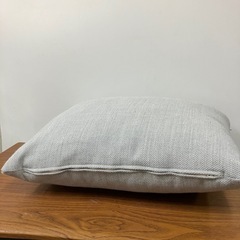 2411-072 クッション グレー カバー取外可 中古美品①の画像