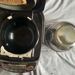 ZOJIRUSHI　象印　炊飯器　圧力IH式　極め炊き　プラチナ厚釜　３合炊　NP-RY05　2019年製　音大きめの画像