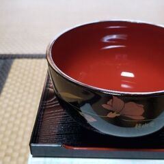 大きめのお碗とトレーとガラスの小鉢のセットの画像