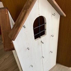 木工品　手作り　おウチ型小物掛けの画像