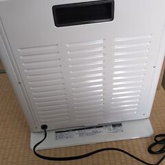 加湿機能付き遠赤外線電気ストーブの画像