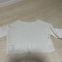 白色トップスの画像