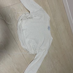 白色トップスの画像