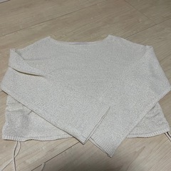 白色トップスの画像