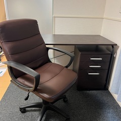 独立した引き出しと椅子付きのデスク