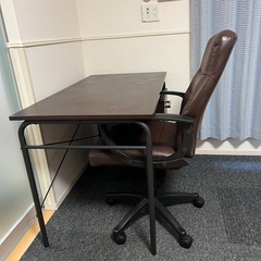 独立した引き出しと椅子付きのデスクの画像