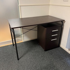 独立した引き出しと椅子付きのデスクの画像