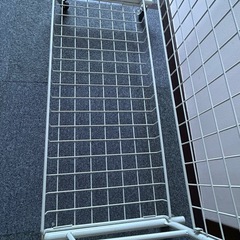 メッシュスタンド  ネットスタンド ディスプレイ ネット什器 陳列 網棚 小物掛け キャスター付き ホワイトの画像