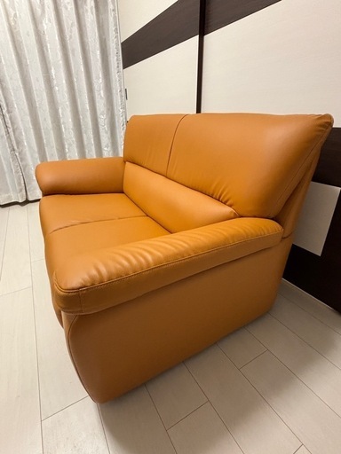 オレンジ色のソファ