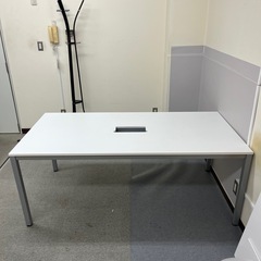 オフィスデスクの画像
