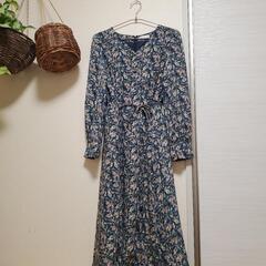 シックな花柄ロングワンピの画像