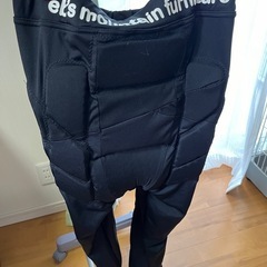 EB'sスノボーウエア上着とプロテクターパンツとゴーグルセットの画像