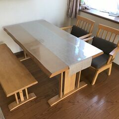 ４人用ダイニングセット　テーブル　チェア　テーブルマットとランナー付の画像