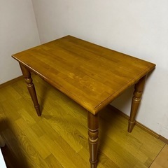 使い勝手の良いテーブル　綺麗です