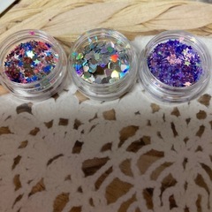ネイルシール(未開封)とネイルパーツ(使用残)の画像