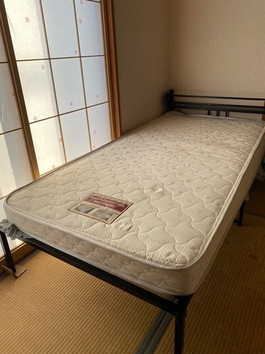 シングルベッド　マットレス、コンセント付き