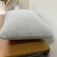 2411-085 クッション グレー カバー取外可 中古美品③の画像