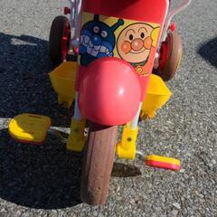 アンパンマンフード付き三輪車の画像