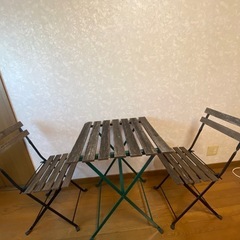 屋外用テーブルとイス