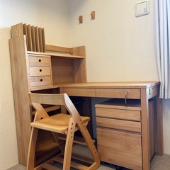学習机と棚と椅子