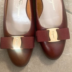 フェラガモ パンプス の画像