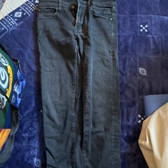 黒スキニーユニクロ