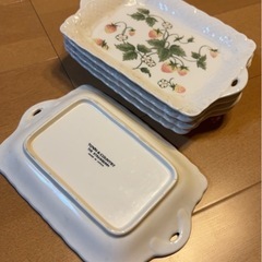 【受け渡し者決定済】食器まとめて差し上げますその② 　TOWN & COUNTRY タウンアンドカントリーのストロベリー柄 ケーキプレートほか の画像