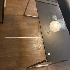 【近日中受け取り可能優先】ガラステーブルの画像