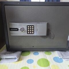 古い物ですが、耐火金庫を差し上げます。