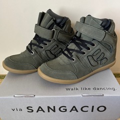 スニーカー　24.0