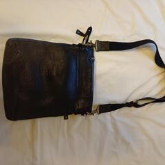 牛革のショルダーバッグの画像
