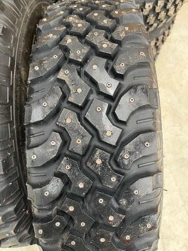スパイクタイヤ（マカロニ）
215/75r/15