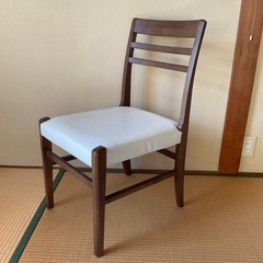 ニトリ　軽量　木製　ダイニングチェアその1