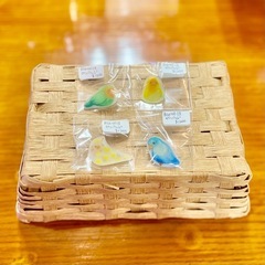 鳥愛あふれるピンバッジ《ハンドメイド》の画像