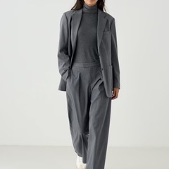 ⭐︎蔵本バス停 徒歩3分⭐︎新品です　定価13980円　レディース　Sサイズ　ユニクロ　スーツ　ジャケット　パンツセット　セットアップ　ストライプグレー　フォーマルの画像