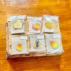 鳥愛あふれるブローチ《ハンドメイド》の画像