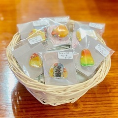 鳥愛あふれるブローチ《ハンドメイド》の画像
