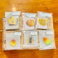 鳥愛あふれるブローチ《ハンドメイド》の画像