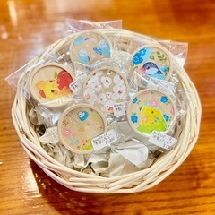 鳥愛あふれる木製バッジ《ハンドメイド》の画像